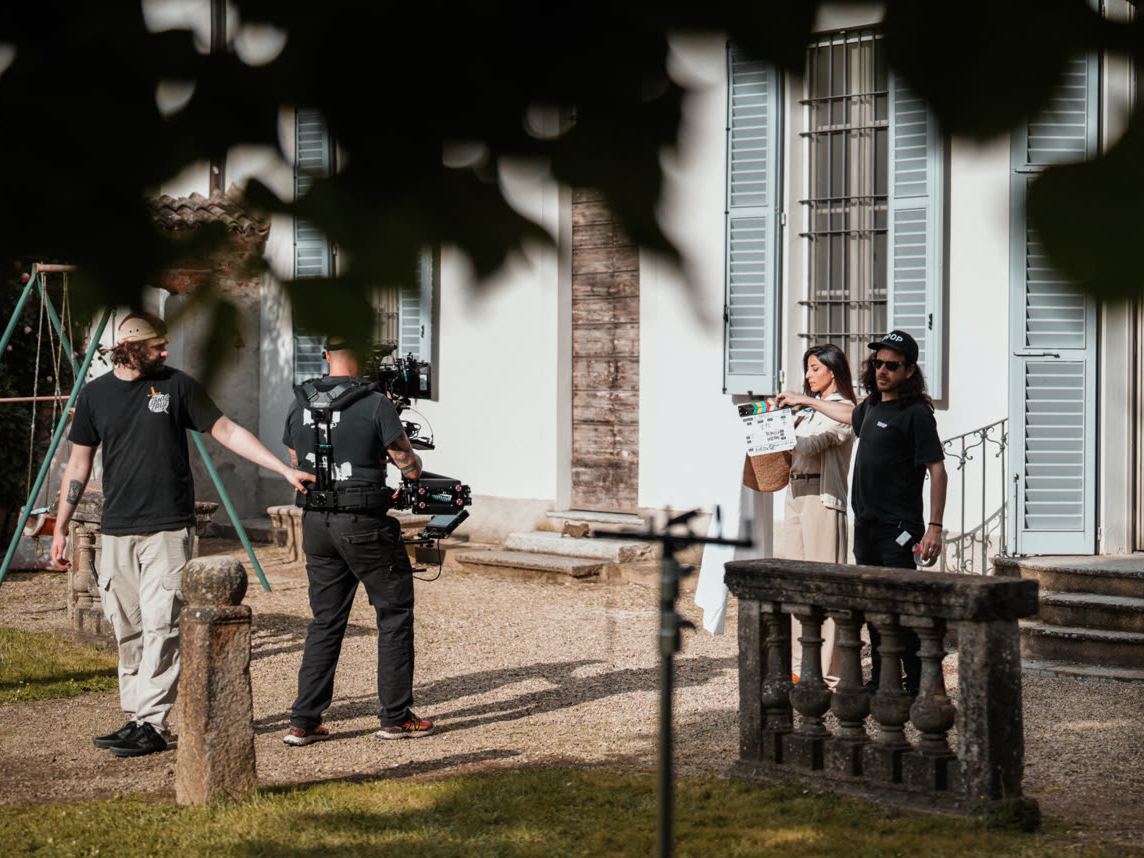 Troupe DROP Films sul set in una villa, con steadicam e ciak