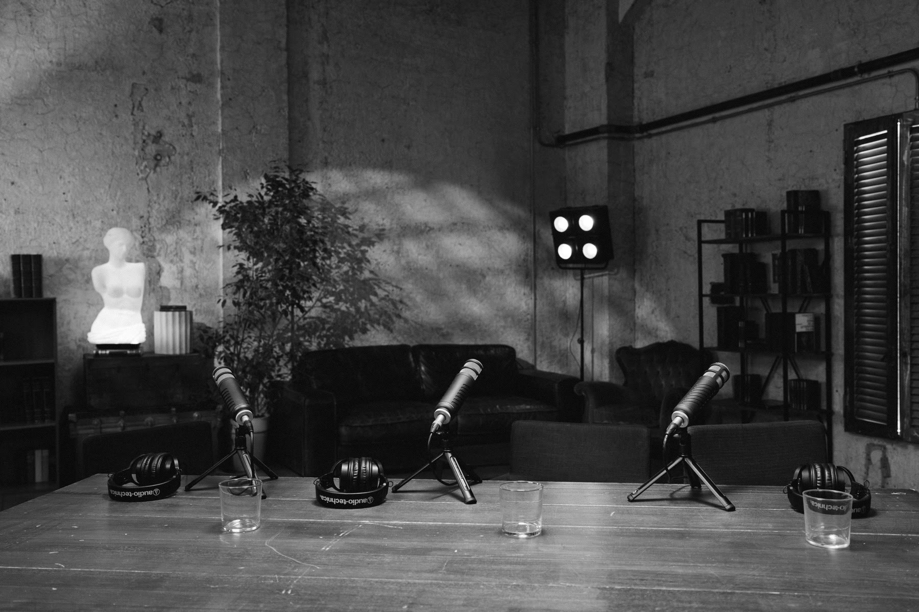Set podcast DROP Films con microfoni